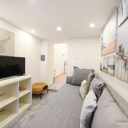 아파트 1 Bedroom Flat In Nyar Str., Downtown