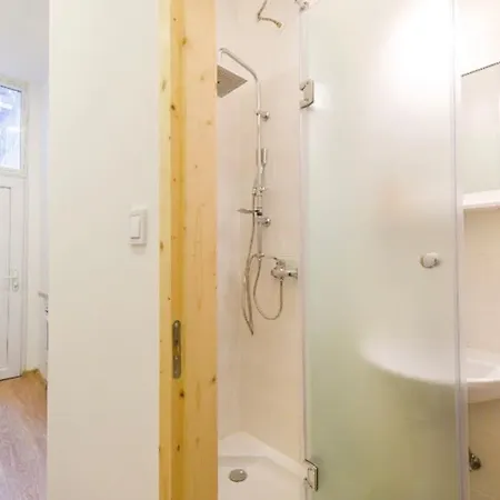 아파트 1 Bedroom Flat In Nyar Str., Downtown *